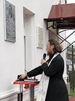 Мемориальная доска из порошкового металла "под серебро" с фоновым рисунком в виде глубокой гравюры, посвященная П.П.Ершову. Изготовление мемориальной доски производилось в скульптурной мастерской "Рельен". Мемориальная доска безвозмездно подарена городу Тобольску художественным руководителем СМ "Рельен" Олегом Турган. При изготовлении модели мемориальной памятной доски применена, разработанная Олегом Турган, уникальная технология изготовления глубокой гравюры в качестве фона для выпуклых букв.